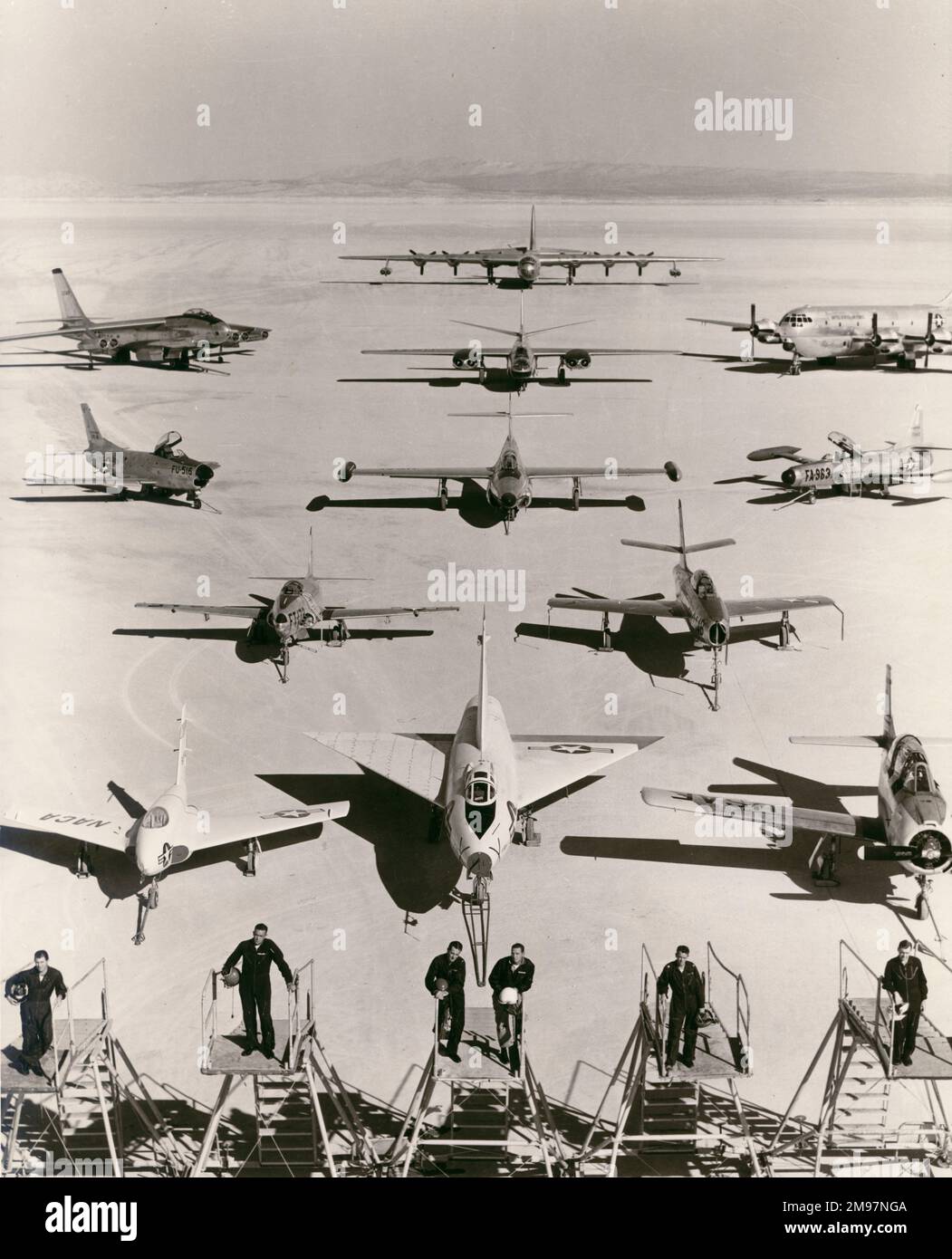 Il centro di test dei voli dell'aeronautica degli Stati Uniti, Edwards Air Force base, California. Piloti da sinistra: Maj Charles E. Yeager, Maj H.G. Russell, col F.J. Ascani, Brig Gen. J.S. Holtoner, Lt col Jack Ridley e Maj Arthur Murray. Aeromobili da sinistra e da davanti a dietro: Northrop X-4 Bantam, Convair XF-92, Nord America T-28, Lockheed T-33, Repubblica F-84F, Nord America F-86D, Northrop F-89, Lockheed F-94C, Boeing B-47, Nord America B-45, Boeing KC-97 e Convair B-36. Foto Stock