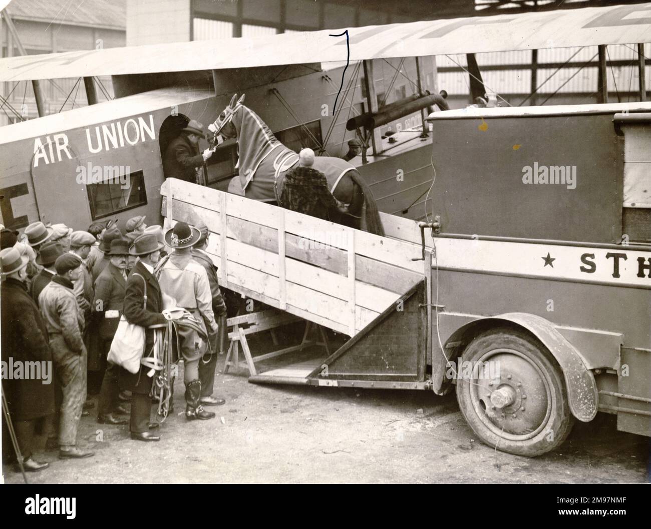 Un cavallo da circo chiamato Fantome divenne il primo cavallo ad attraversare la Manica in aereo quando fu trasportato da Parigi a Londra da un Lioré et Olivier Léo 21 di Air Union. Foto Stock