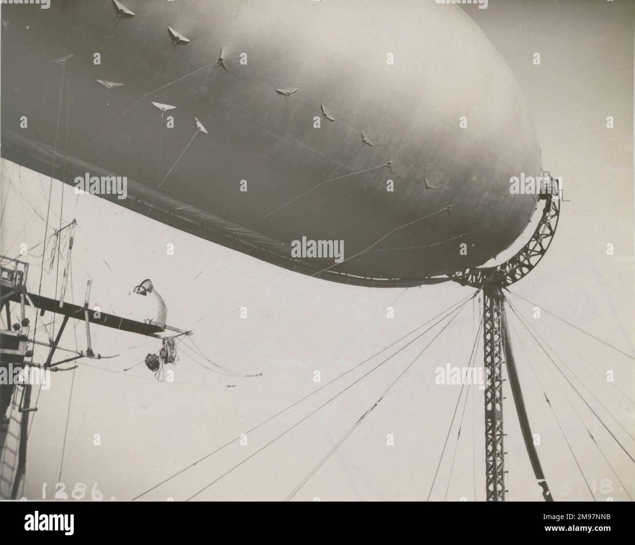 Un aereo di classe SS in un esperimento di ormeggio presso la Naval Airship Station, Walney Island, Barrow-in-Furness, 5 maggio 1918. Foto Stock