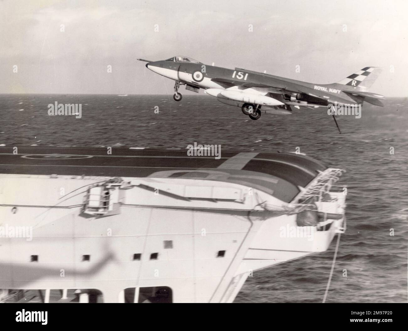 Uno Squadron 803 Supermarine Scimitar durante prove in mare a bordo di HMS Ark Royal. Foto Stock