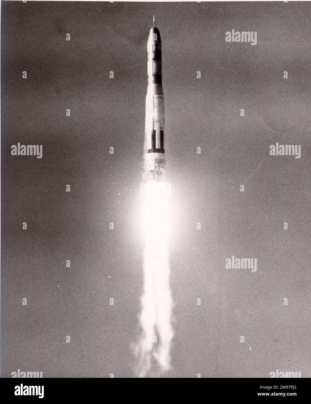 Martin SM-68 Titan ICBM poco dopo il lancio da Cape Canaveral nel febbraio 1959. Foto Stock