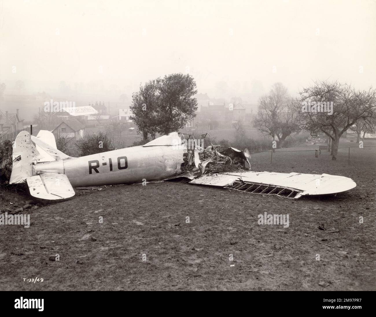 Bristol Type 133, R-10, dopo che si era schiantato su un campo a Longwell Green a seguito della sua incapacità di recuperare da un giro piatto. Foto Stock