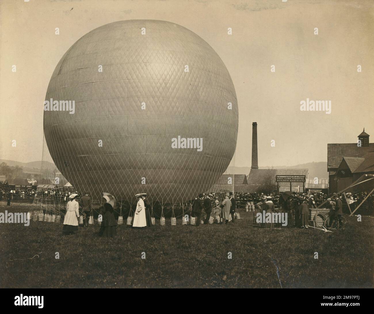 Frank Hedges Butler’s balloon Dolce far Niente (45.000cuft) ascendente da Monmouth gas Works il 16 aprile 1906 durante una festa pasquale alla Hendre, sede di Lord Llangattock. I passeggeri erano F. Hedges Butler, John Holder, Prof Huntington e Hon C.S. Rotoli. La discesa è stata fatta a Hardwick Farm, Upton St Leonards, Gloucester. Foto Stock