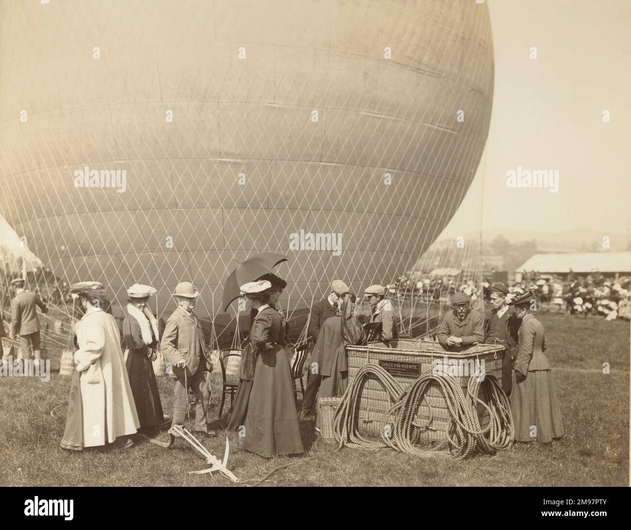 Frank Hedges Butler’s balloon Dolce far Niente (45.000cuft) ascendente da Monmouth gas Works il 16 aprile 1906 durante una festa pasquale alla Hendre, sede di Lord Llangattock. I passeggeri erano F. Hedges Butler, John Holder, Prof Huntington e Hon C.S. Rotoli. La discesa è stata fatta a Hardwick Farm, Upton St Leonards, Gloucester. [Vedere anche 56012601] Foto Stock