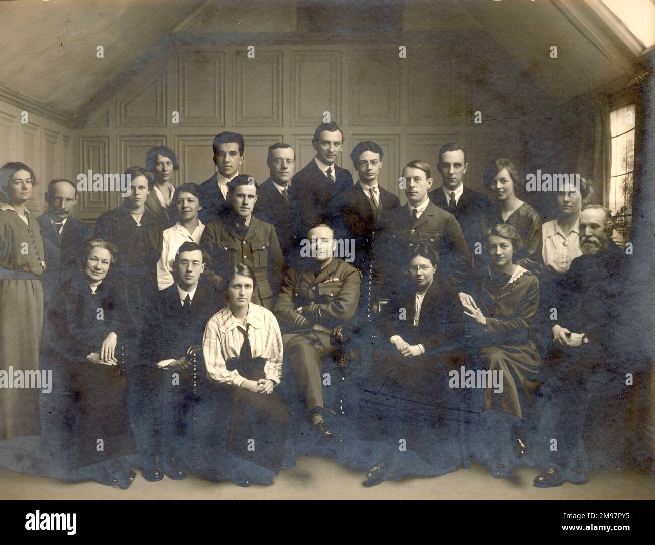 Il Dipartimento dell'aria dell'Ammiragliato 1918. Back Row: Signorina D. Chandler, S. Brant, Hayward, John Case, H.B. Howard e Miss Lesley Hussey (in seguito Mrs White). Middle Row: Signorina Olive Moger, signor Hunter, signorina Letitia Chitty, signora Fellows, Capt T.M. Wilson, Capt John Laurence Pritchard e Miss Norah Searle (sig.ra H.B. Irving). Seduti: Miss Myers, A.J.. Sutton Pippard, Miss Hutchison, comandante Ogilvie, Miss Hilda P. Hudson, Miss A.M. Trote e MR Coates. [Vedere anche 56012601] Foto Stock