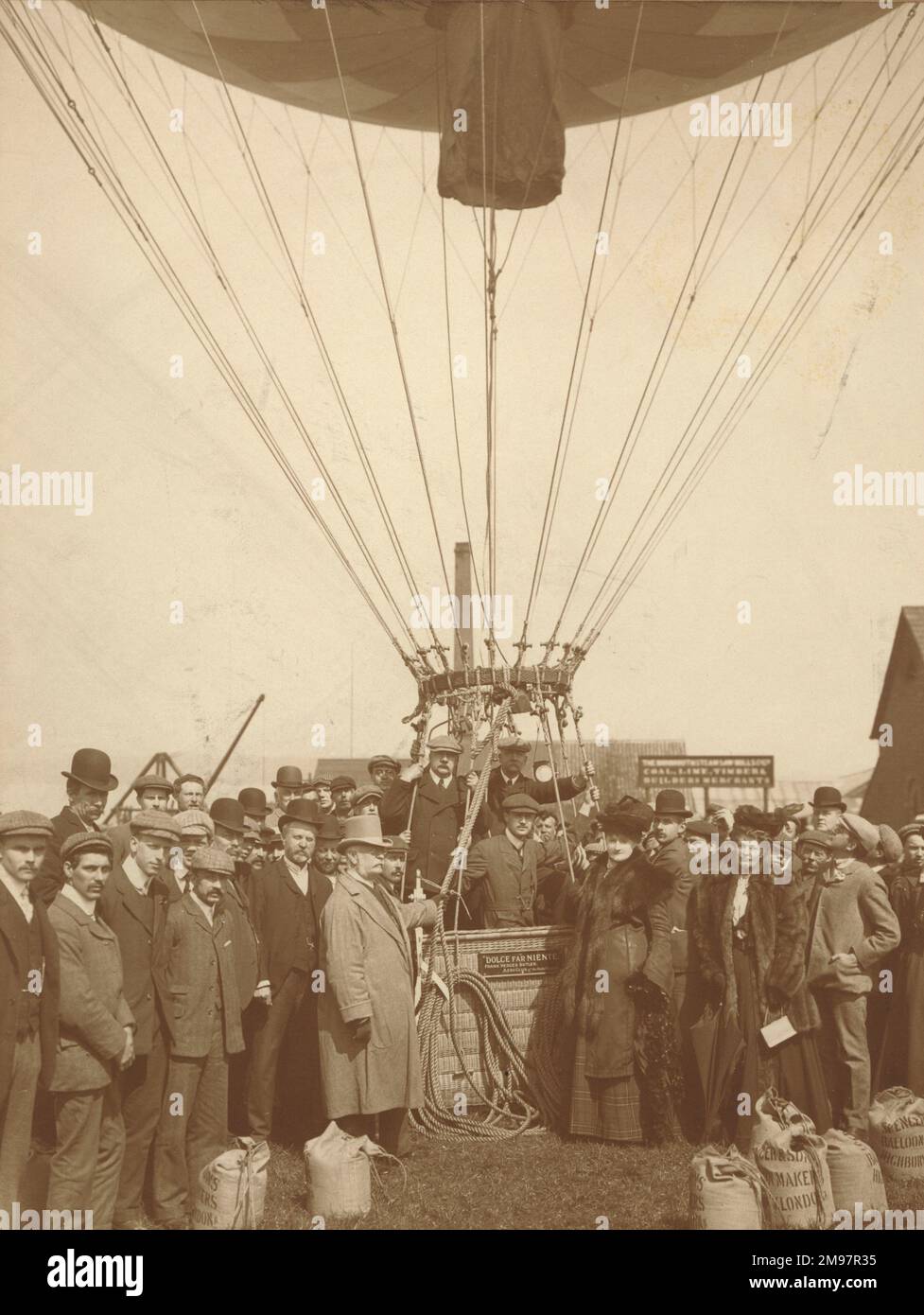 Frank Hedges Butler’s balloon Dolce far Niente (45.000cuft) ascendente da Monmouth gas Works il 16 aprile 1906 durante una festa pasquale alla Hendre, sede di Lord Llangattock. Tra i passeggeri figuravano F. Hedges Butler, John Holder, Prof Huntington e Hon C.S. Rotoli. La discesa è stata fatta a Hardwick Farm, Upton St Leonards, Gloucester. [Vedere anche 56012388 e 56012389] Foto Stock