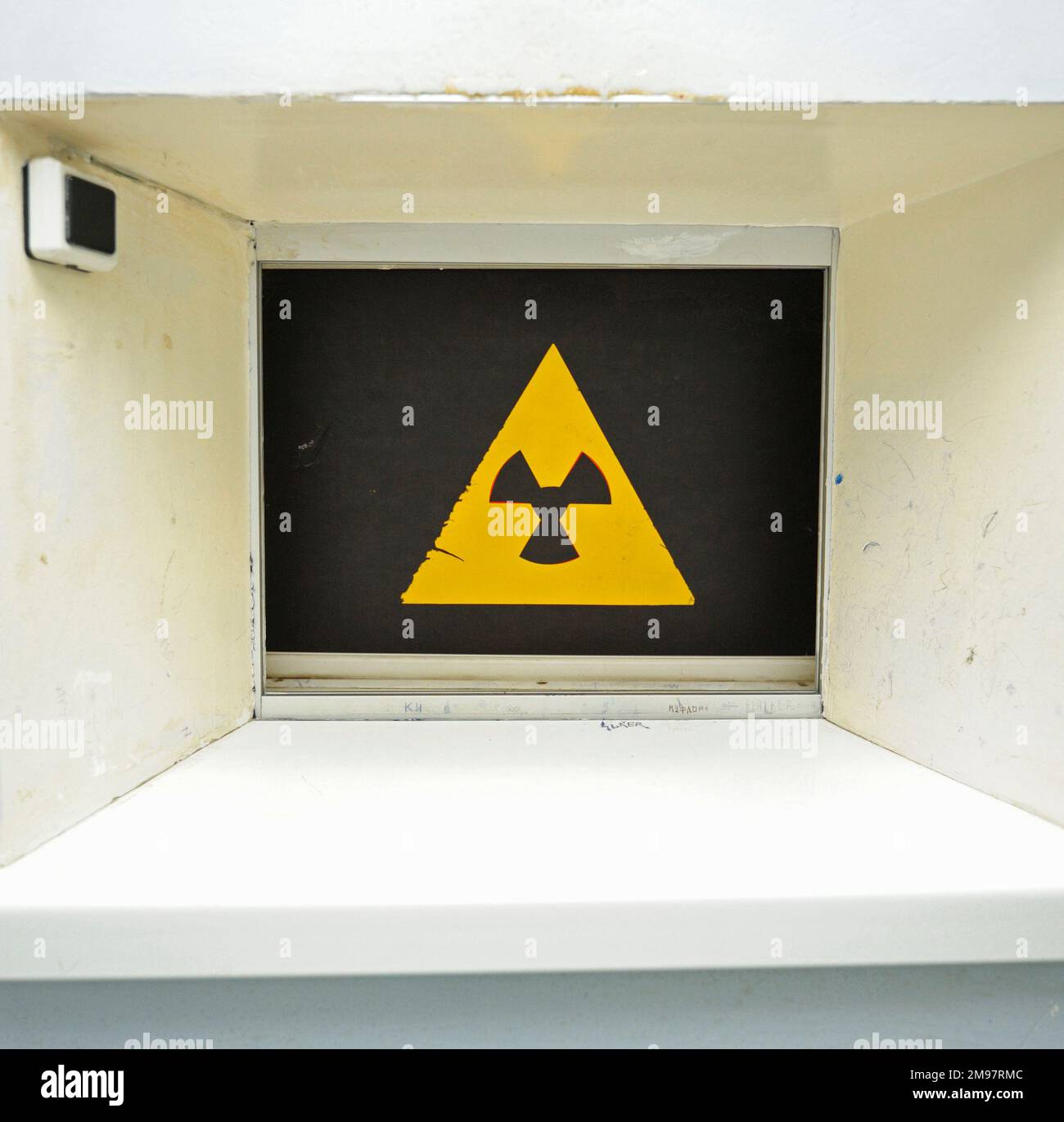 Finestra del posto di controllo delle radiazioni, segnale di pericolo radiazioni, centrale nucleare di Chornobyl. Foto Stock