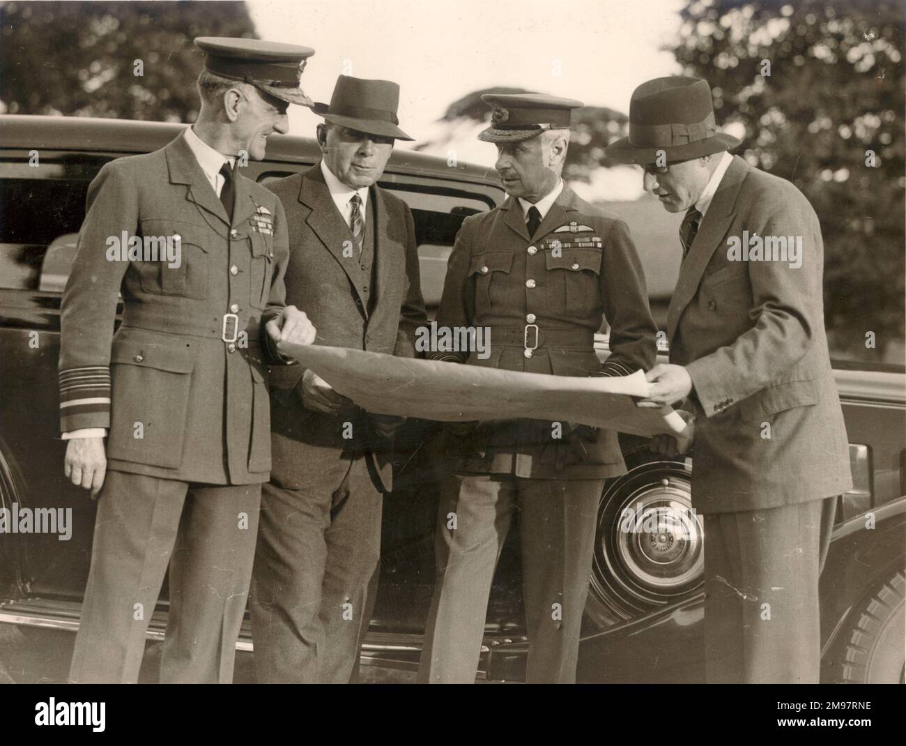 Aeroporto di Uxbridge prima di un esercizio aereo. c.1937. Da sinistra: Sir John Steele, Lt col Muirhead, Sottosegretario ad Air; Sir Hugh Dowding, Air Officer comandante in capo e Lord Swinton. Foto Stock