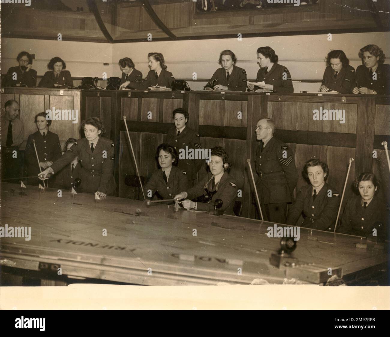 I plotter WAAF al lavoro nella sala operazioni di un comando combattente della stazione RAF. c. Novembre 1942. Foto Stock