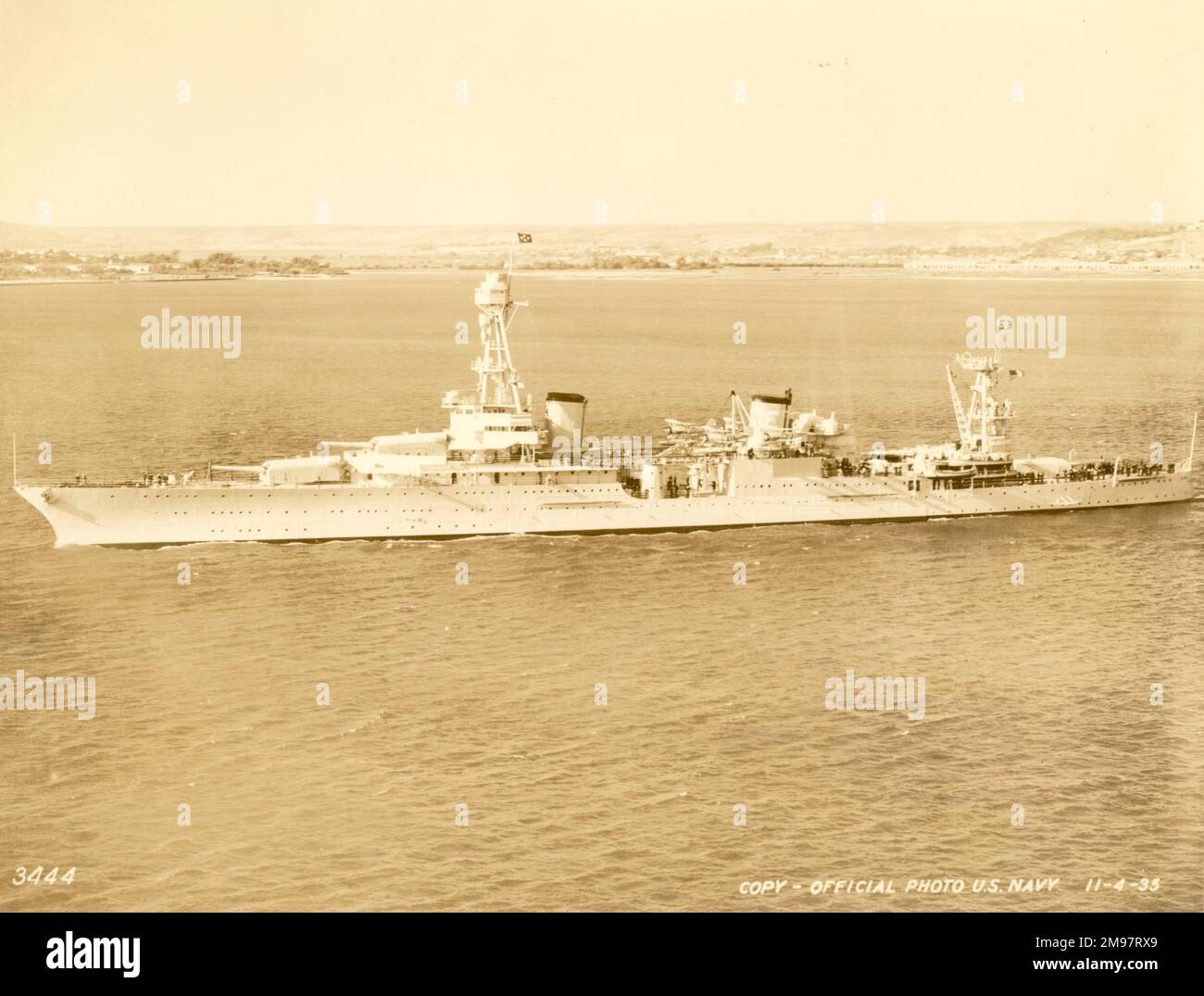 USS Houston (CA-30) con il presidente Roosevelt e l'ammiraglio J.M. Reeves, Comandante in Capo, US Fleet, per rivedere le manovre della flotta al largo di San Diego, novembre 1935. Foto Stock