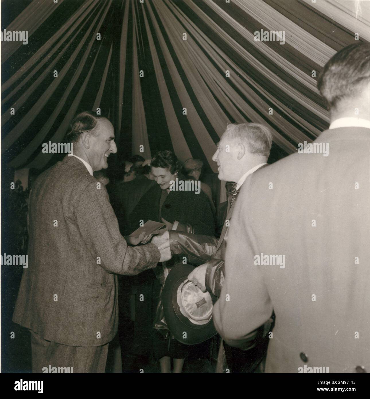 Sir Sydney Camm, a sinistra, al Royal Aeronautical Society Garden Party 1954 all'aeroporto di Londra. Foto Stock