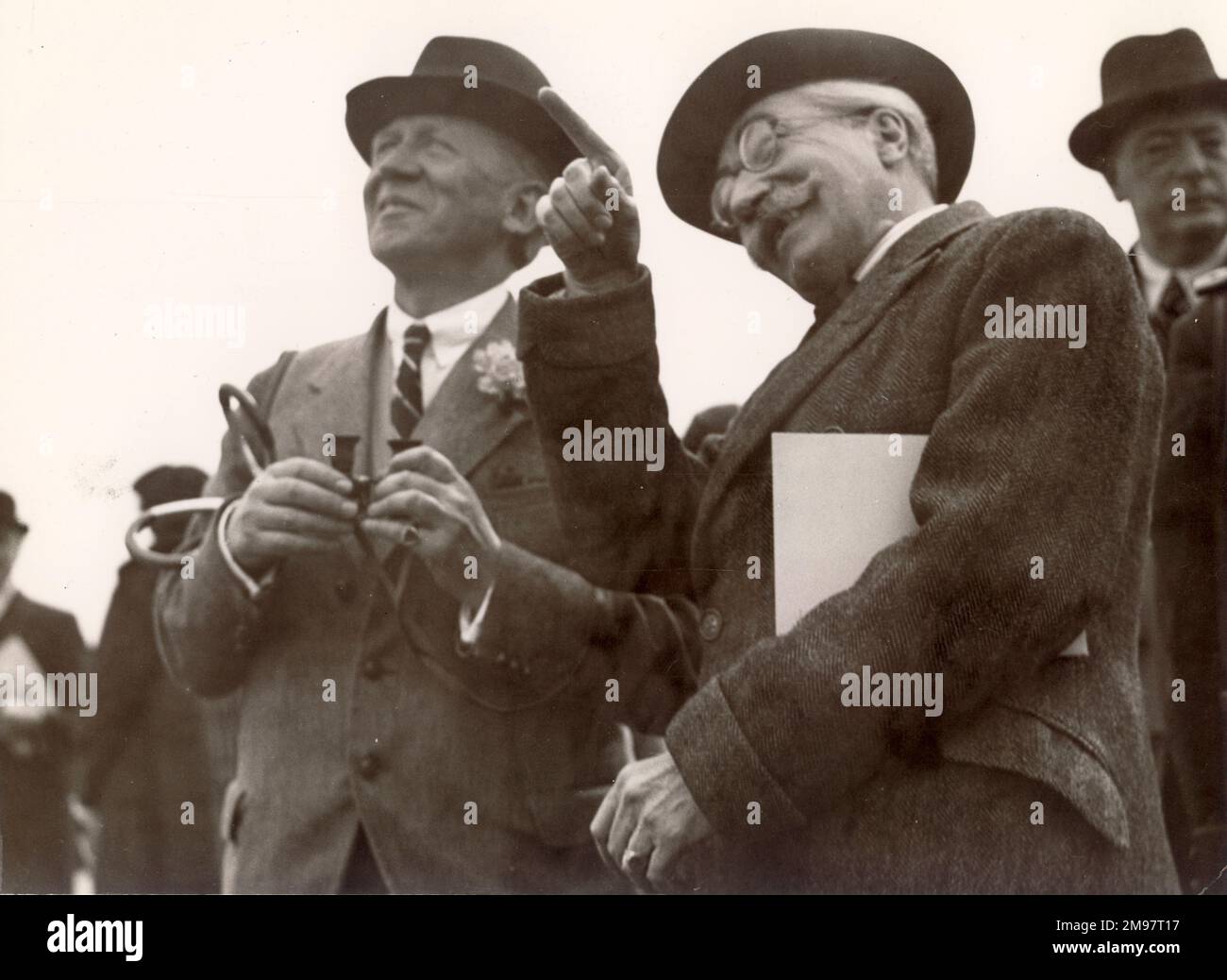 Il 1938 Royal Aeronautical Society Garden Party al Fairey Aviation Aerodromo, Great West Road, Hayes, Middlesex. Da sinistra: Sir Harry Brittain e l'ambasciatore belga. C.R. Fairey è sullo sfondo, giusto. Foto Stock