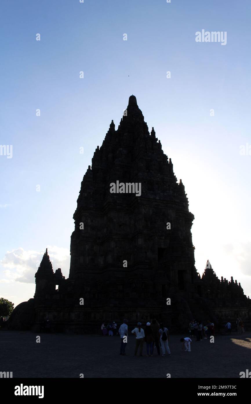 Silhouette eof Tempio indù Prambanan a Giava, Indonesia presa nel luglio 2023. Foto Stock