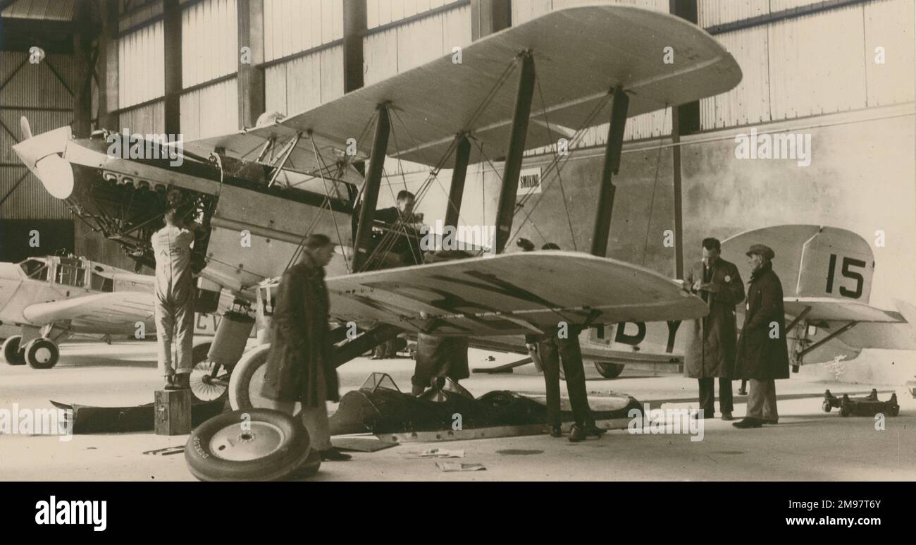 I funzionari ispezionano Fairey IIIF, G-AABY, che è stato volato da F/o C.G. Davies e Lt CDR C.N. Hill nella gara MacRobertson Inghilterra in Australia del 1934 ottobre. Foto Stock