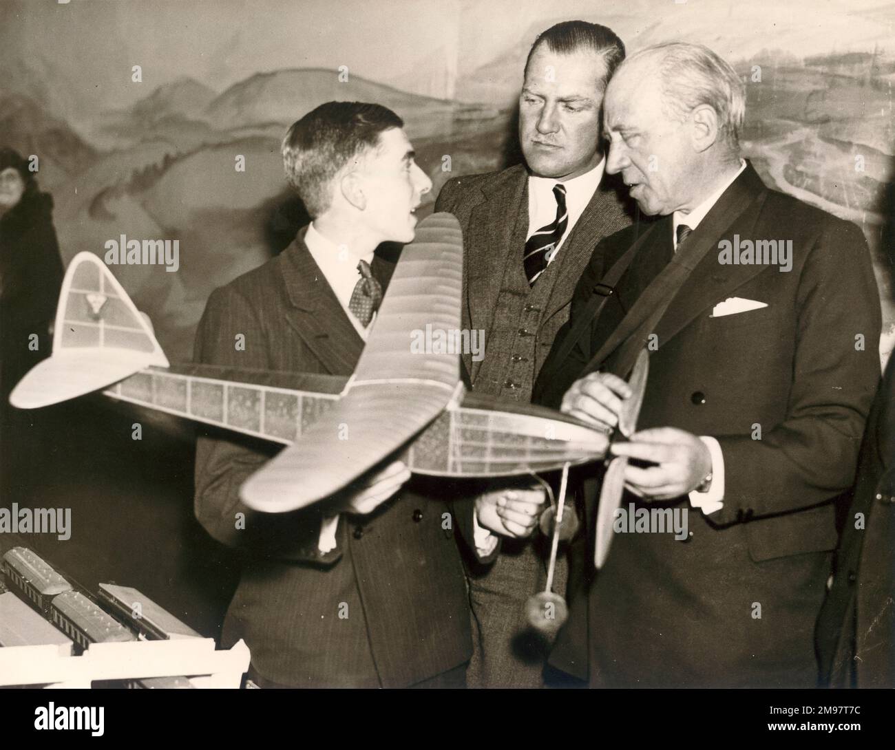 C.W.A. Scott, centro, e Sir Harry Brittain, centro, ad una mostra di velivoli modello a Selfridges ispezionare il modello di aereo di A.A. Giudice, a sinistra, che ha vinto la Wakefield Cup per la Gran Bretagna nel concorso internazionale tenuto in Americal. 22 ottobre 1936. Foto Stock