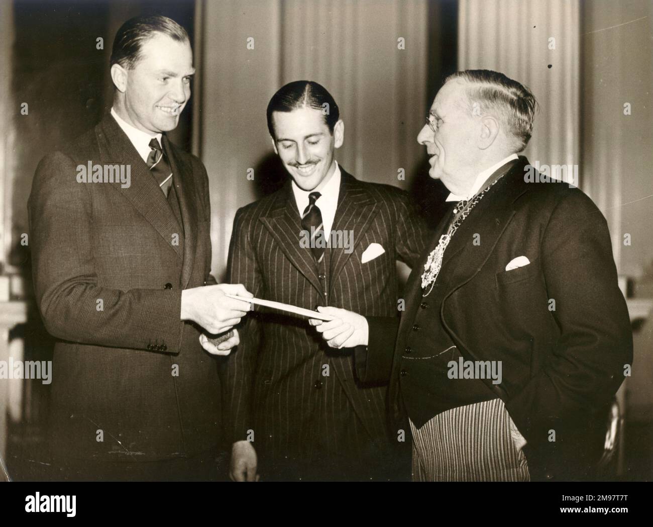 C.W.A. Scott e Giles Guthrie, vincitori della corsa Schlesinger Portsmouth a Johannesburg, hanno partecipato alla Mansion House per consegnare al sindaco Sir Percy Vincent una risposta alla sua lettera del sindaco di Johannesburg. 16 ottobre 1936. Foto Stock