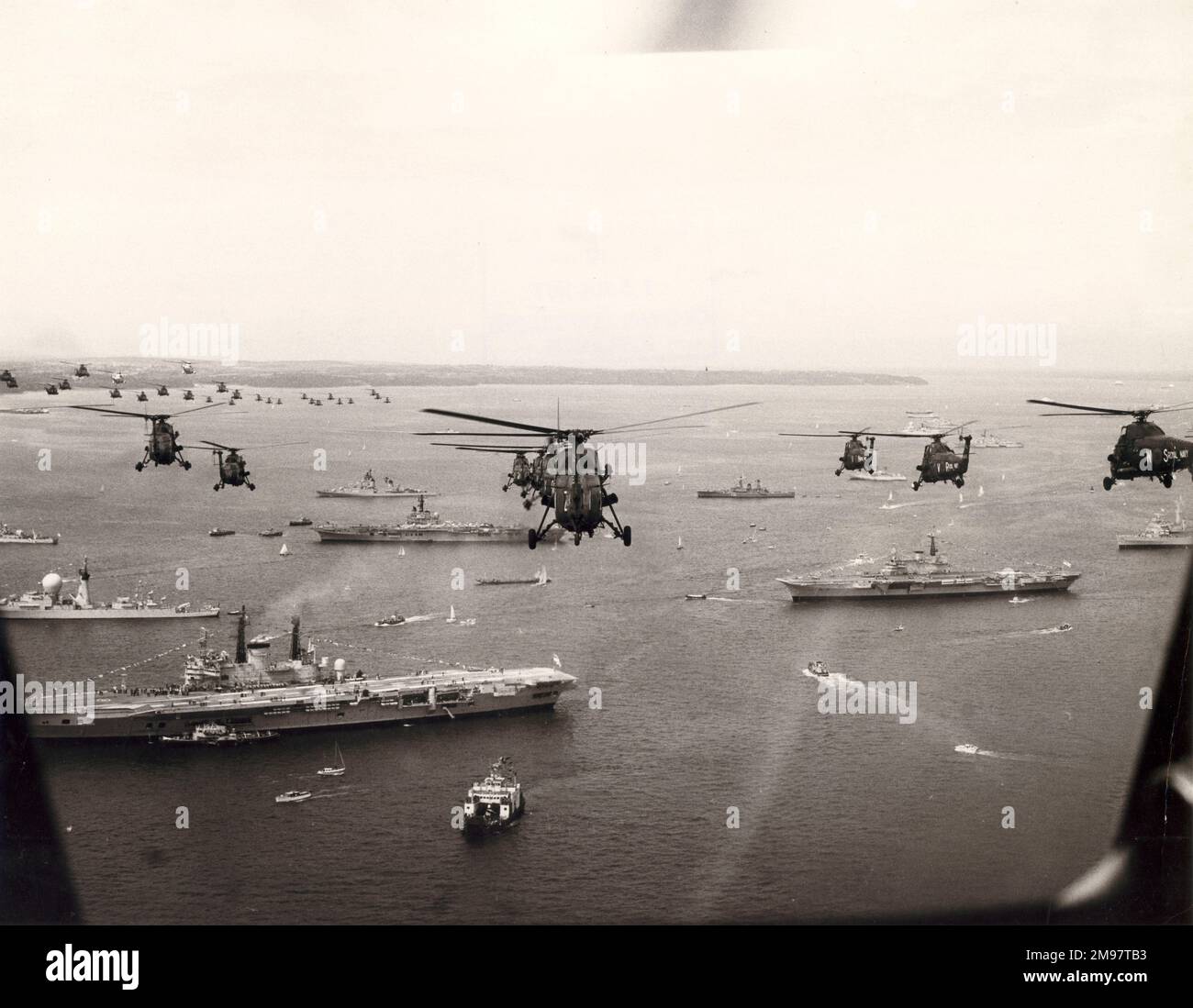Elicotteri di No646 Naval Air Squadron volano sopra la flotta in prova prio al Jubilee Fleet Review di sua Maestà la Regina, Giugno 1977. Foto Stock