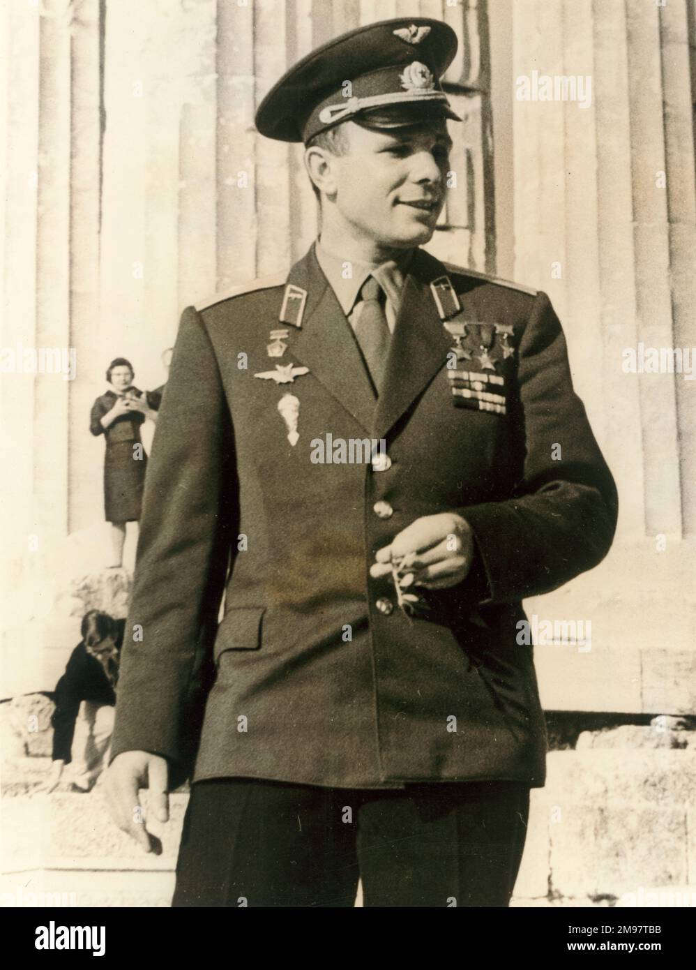 Il cosmonaut maggiore Yuri Alekseyevich Gagarin, 1934-1968, detiene un ramo di olivo sui gradini dell'Acropoli durante una visita di due giorni in Grecia, 12 febbraio 1962. Foto Stock