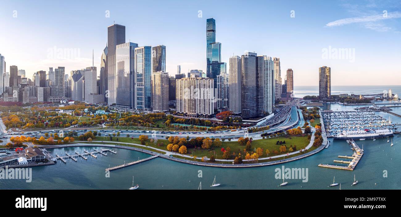 Paesaggio urbano con il porto di DuSable e lo skyline del centro, Chicago, Illinois, USA Foto Stock