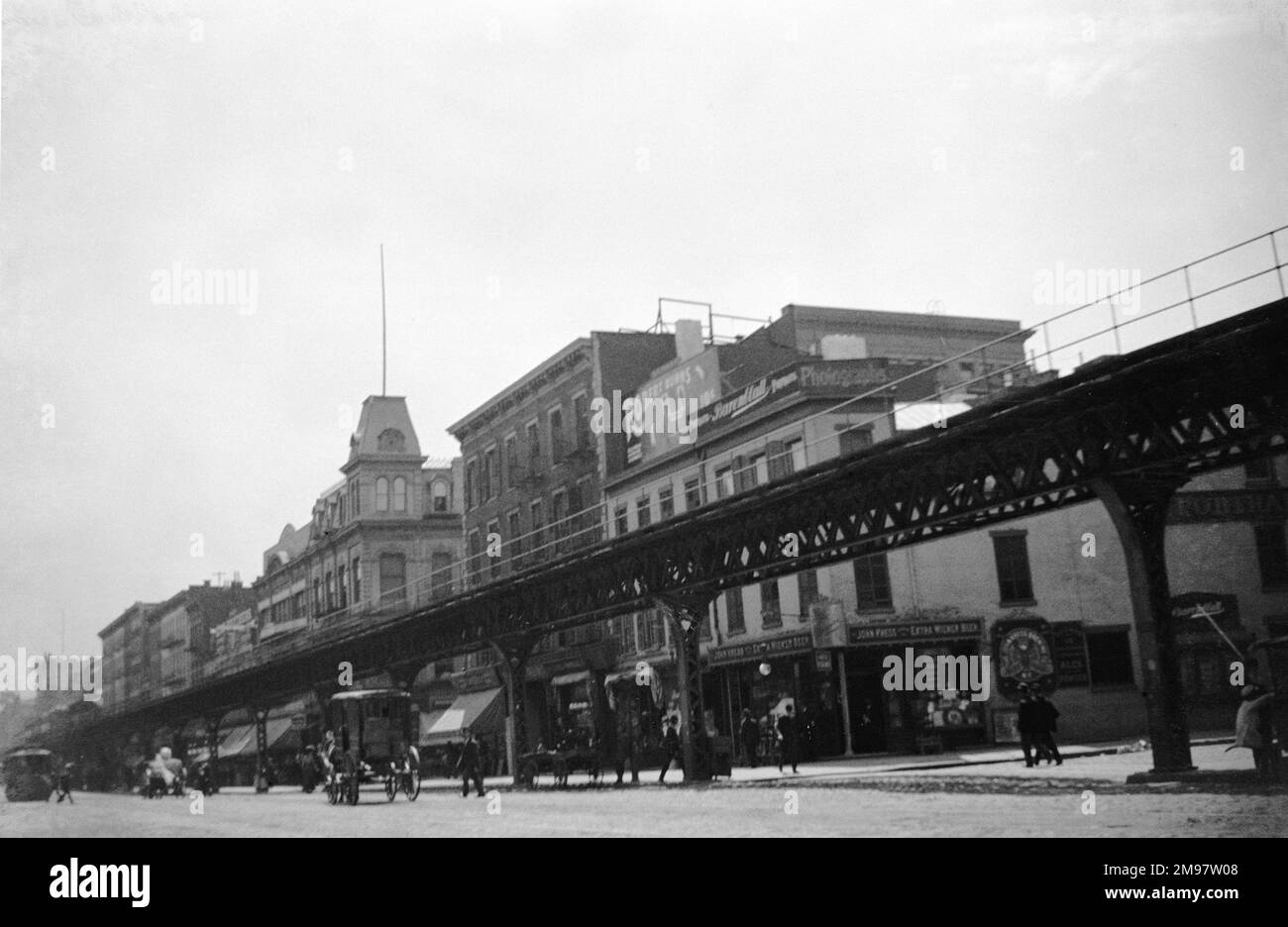 L'azienda di strade ferroviarie sopraelevate di New York è stata fondata nel 1872, costruendo una strada ferroviaria a scartamento standard sotto il controllo di Jay Gould. Questa è stata la prima linea di transito rapido mai elevata del suo genere e si è protratta dal 1878 al 1955 settembre. Foto Stock