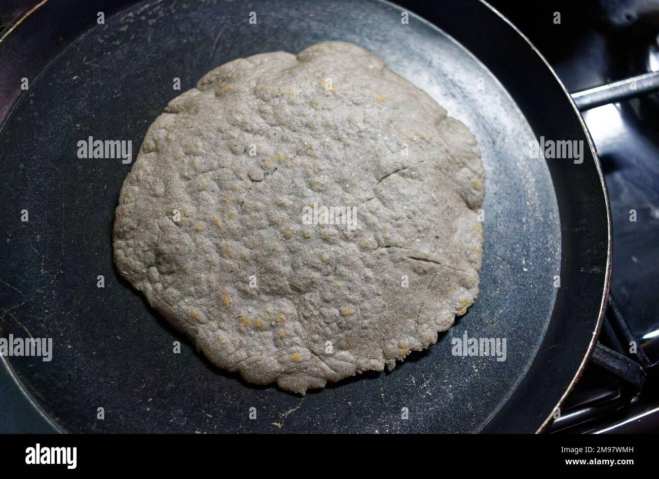 Produzione di tortilla messicana originale a casa. Foto Stock
