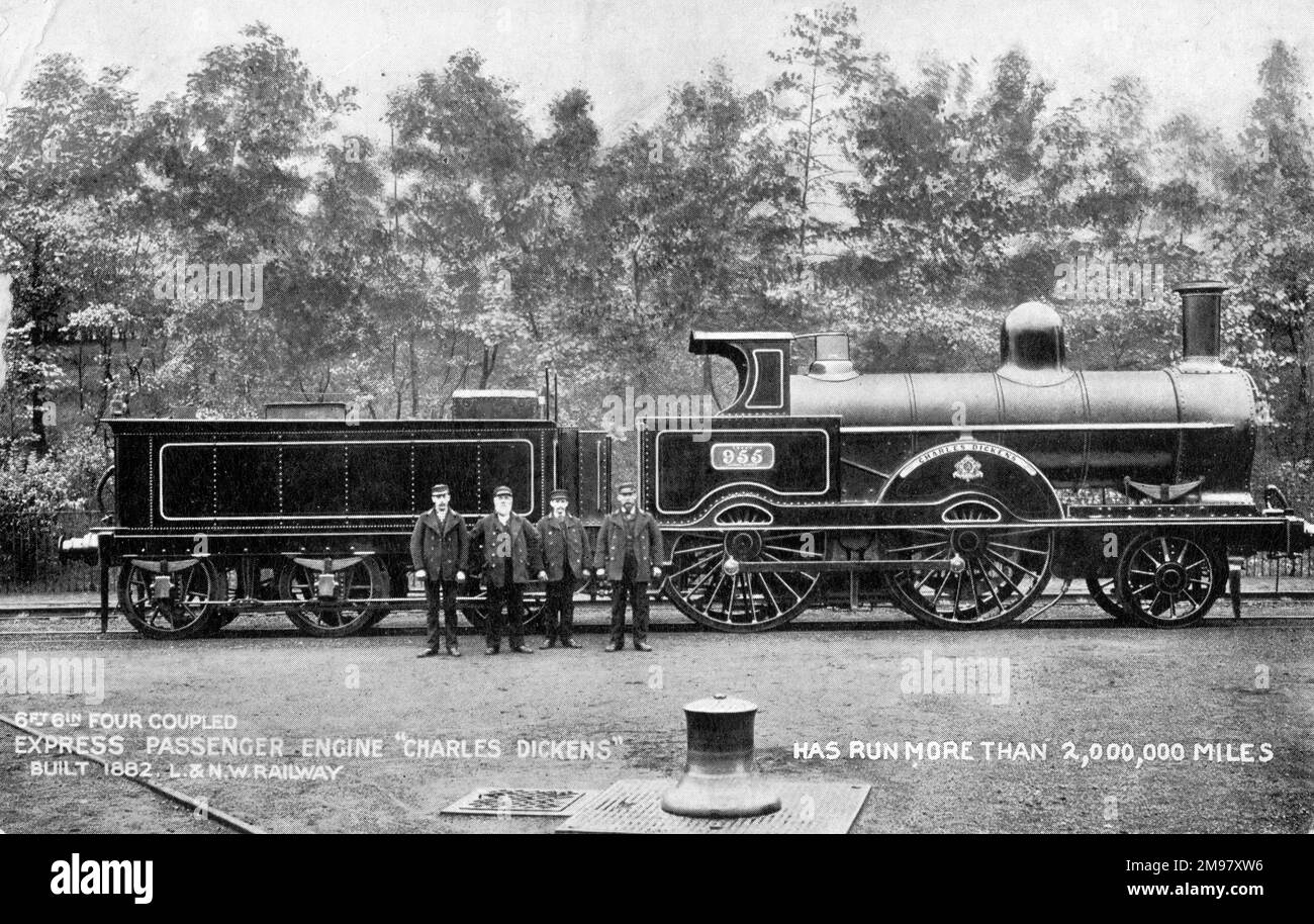 London & North Western Railway motore passeggeri, Charles Dickens (LNWR 955), costruito nel 1882. Ha percorso più di due milioni di miglia in vent'anni con il servizio Londra-Manchester. Visto qui con quattro uomini di equipaggio in posa di fronte. Foto Stock