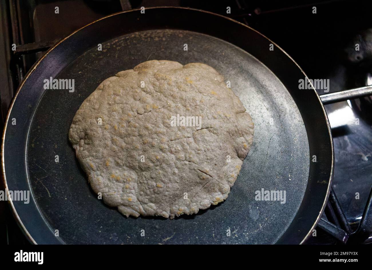 Produzione di tortilla messicana originale a casa. Foto Stock