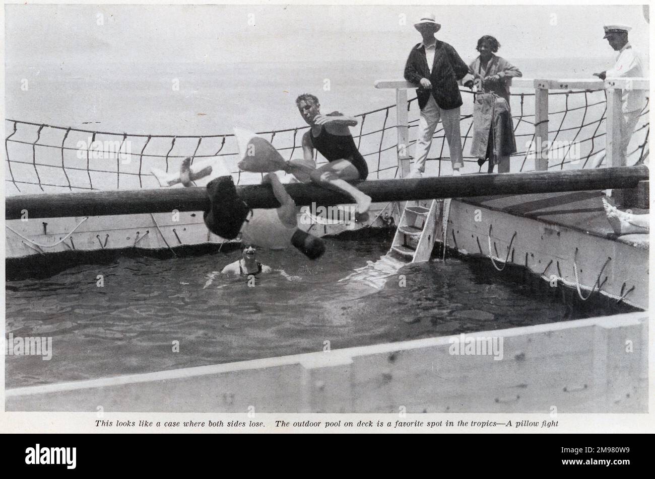 I passeggeri che partecipano a una partita di combattimento di cuscini presso la piscina all'aperto sulla nave da crociera canadese del Pacifico, Empress of Australia. Foto Stock