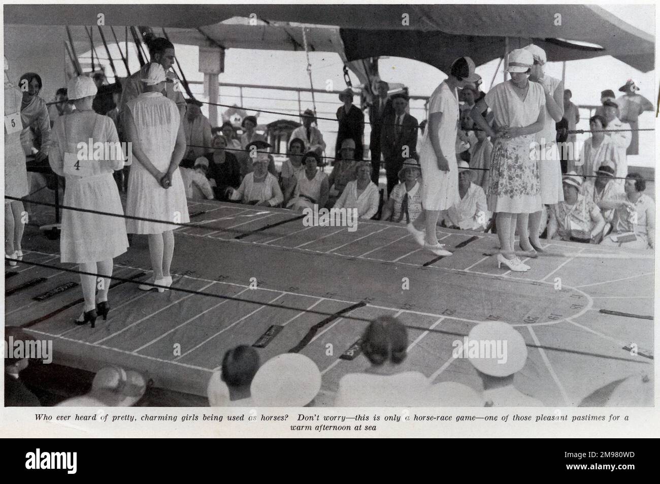 I passeggeri che prendono parte a una partita a cavallo sul ponte di crociera canadese del Pacifico, Empress of Australia. Foto Stock