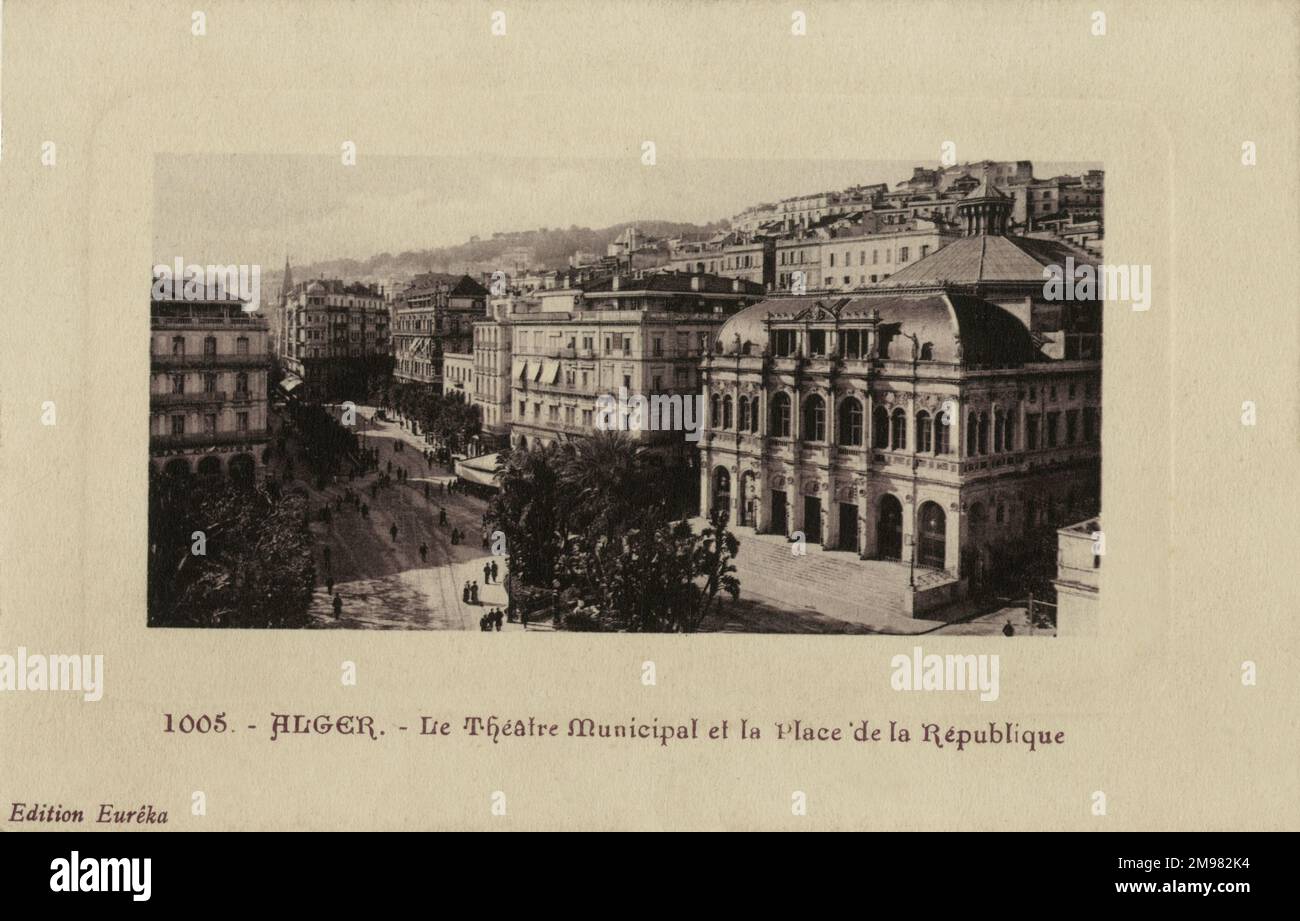 Il teatro comunale e la Place de la République, Algeri. Molti personaggi si girano intorno alla piazza, che è fiancheggiata da edifici in stile coloniale francese (l'edificio principale è il teatro principale di Algeri). Foto Stock