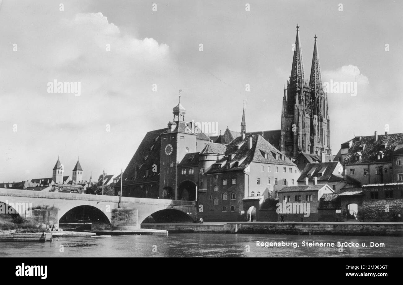 Regensburg, Germania - Ponte di pietra e Cattedrale Foto Stock