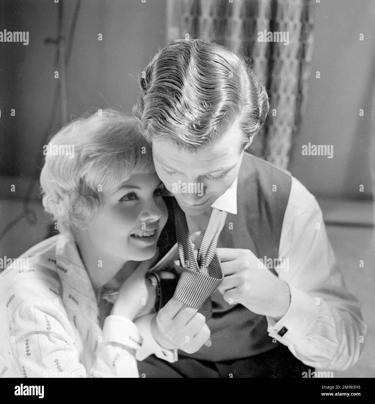 Pubblicità per i prodotti per capelli Silvikrin -- modelli maschili e femminili (Michael Hewson e Liz Duke). Foto Stock