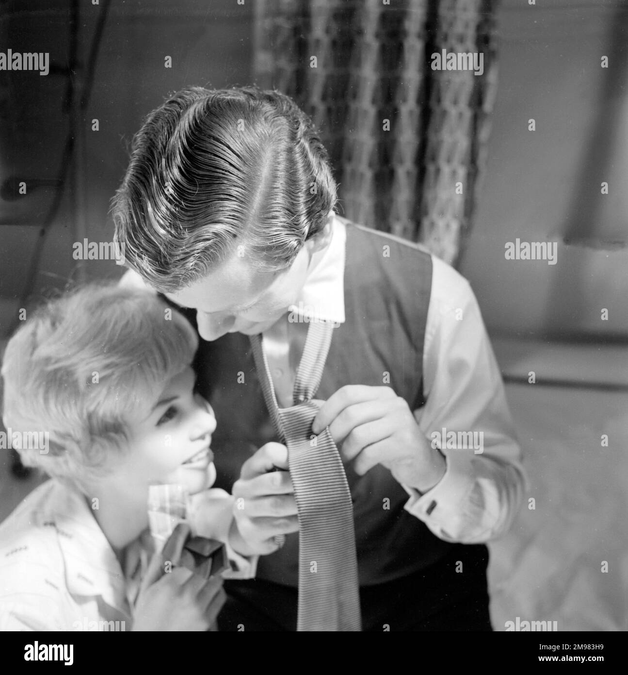 Pubblicità per i prodotti per capelli Silvikrin -- modelli maschili e femminili (Michael Hewson e Liz Duke). Foto Stock