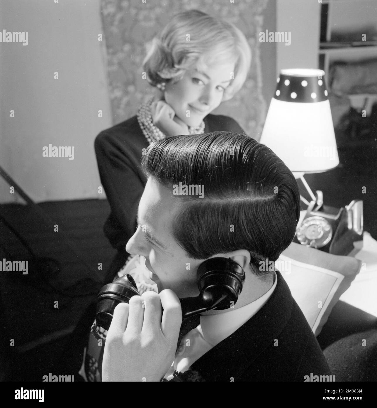 Pubblicità per i prodotti per capelli Silvikrin -- modelli maschili e femminili (Michael Bate e Sarah Branch). Foto Stock