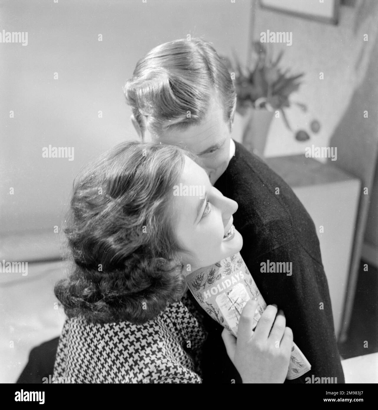 Pubblicità per i prodotti per capelli Silvikrin -- modelli maschili e femminili in posa (Jeremy Dempster e Pam Rhodes). Foto Stock