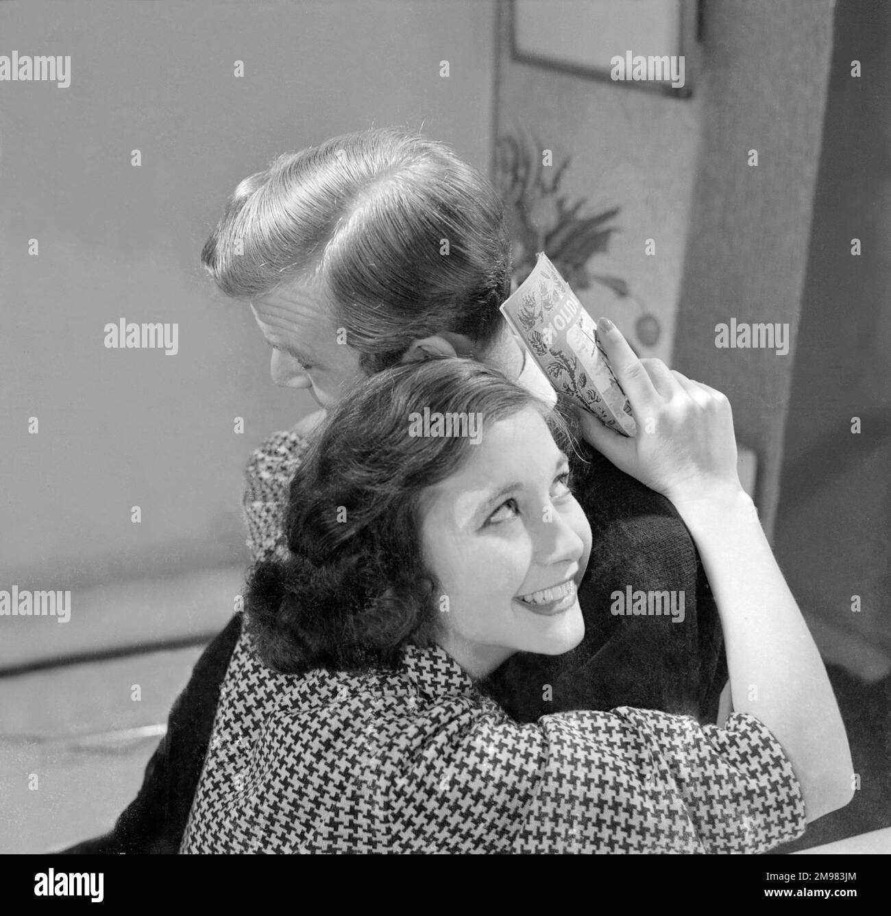 Pubblicità per i prodotti per capelli Silvikrin -- modelli maschili e femminili in posa (Jeremy Dempster e Pam Rhodes). Foto Stock