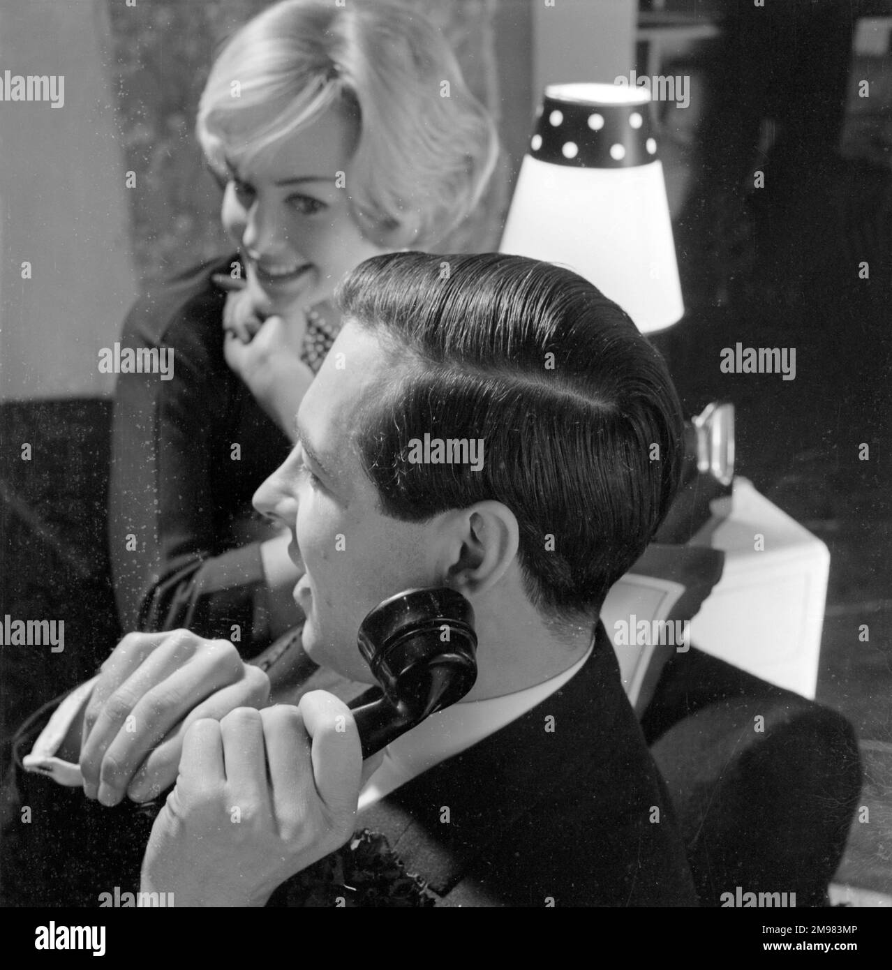 Pubblicità per i prodotti per capelli Silvikrin -- modelli maschili e femminili (Michael Bate e Sarah Branch). Foto Stock