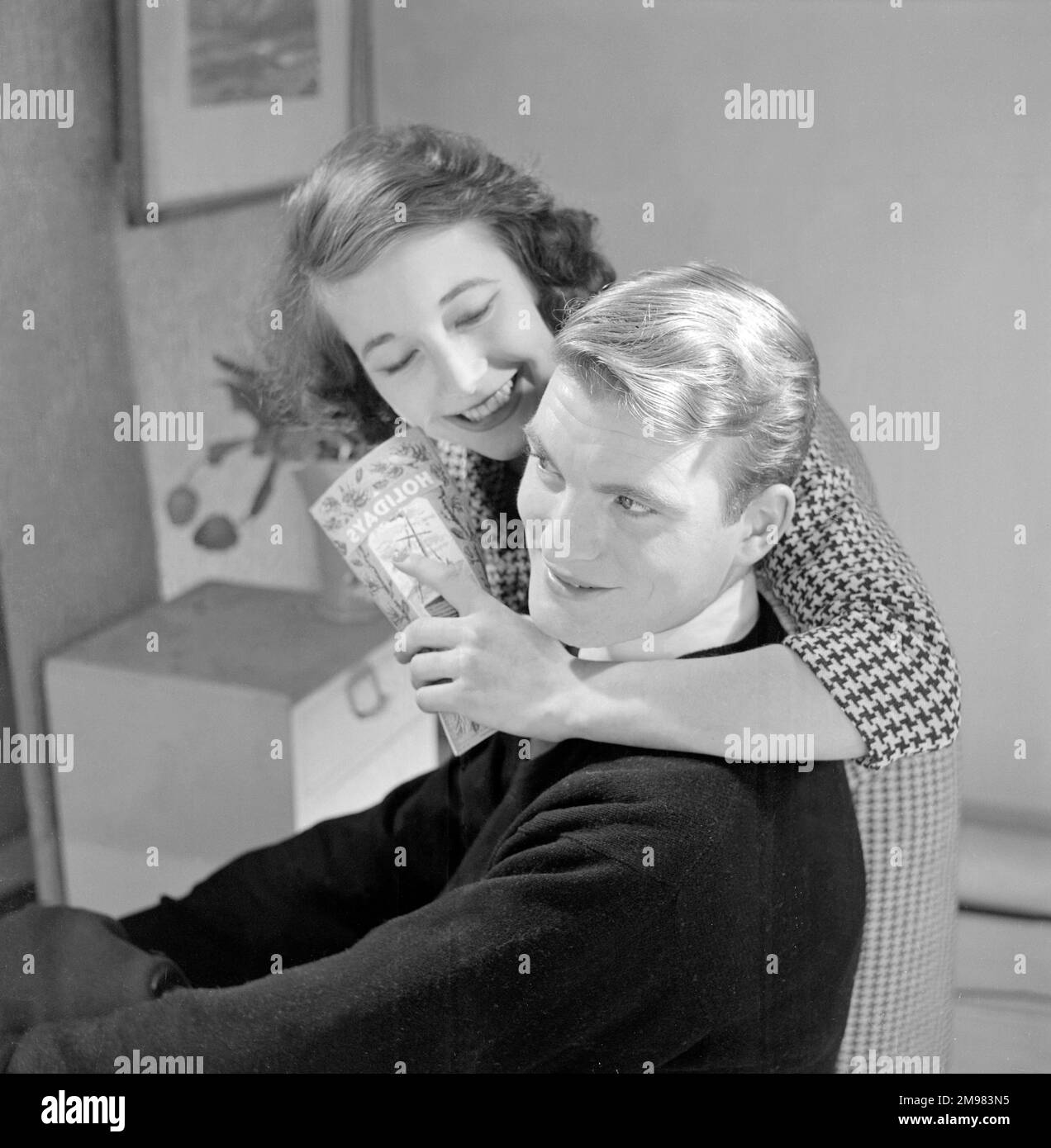 Pubblicità per i prodotti per capelli Silvikrin -- modelli maschili e femminili in posa (Jeremy Dempster e Pam Rhodes). Foto Stock