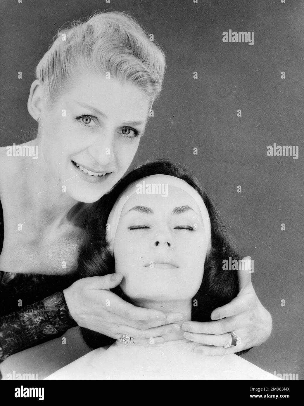 Pubblicità per i cosmetici Elizabeth Arden -- due modelli femminili in posa (Anne Wilkie e Geraldine Hill). Foto Stock