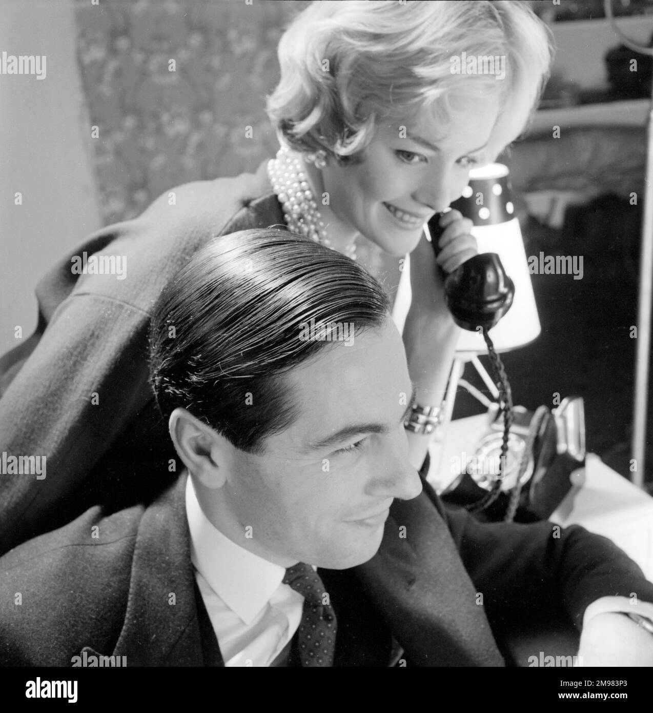 Pubblicità per i prodotti per capelli Silvikrin -- modelli maschili e femminili (Michael Bate e Sarah Branch). Foto Stock