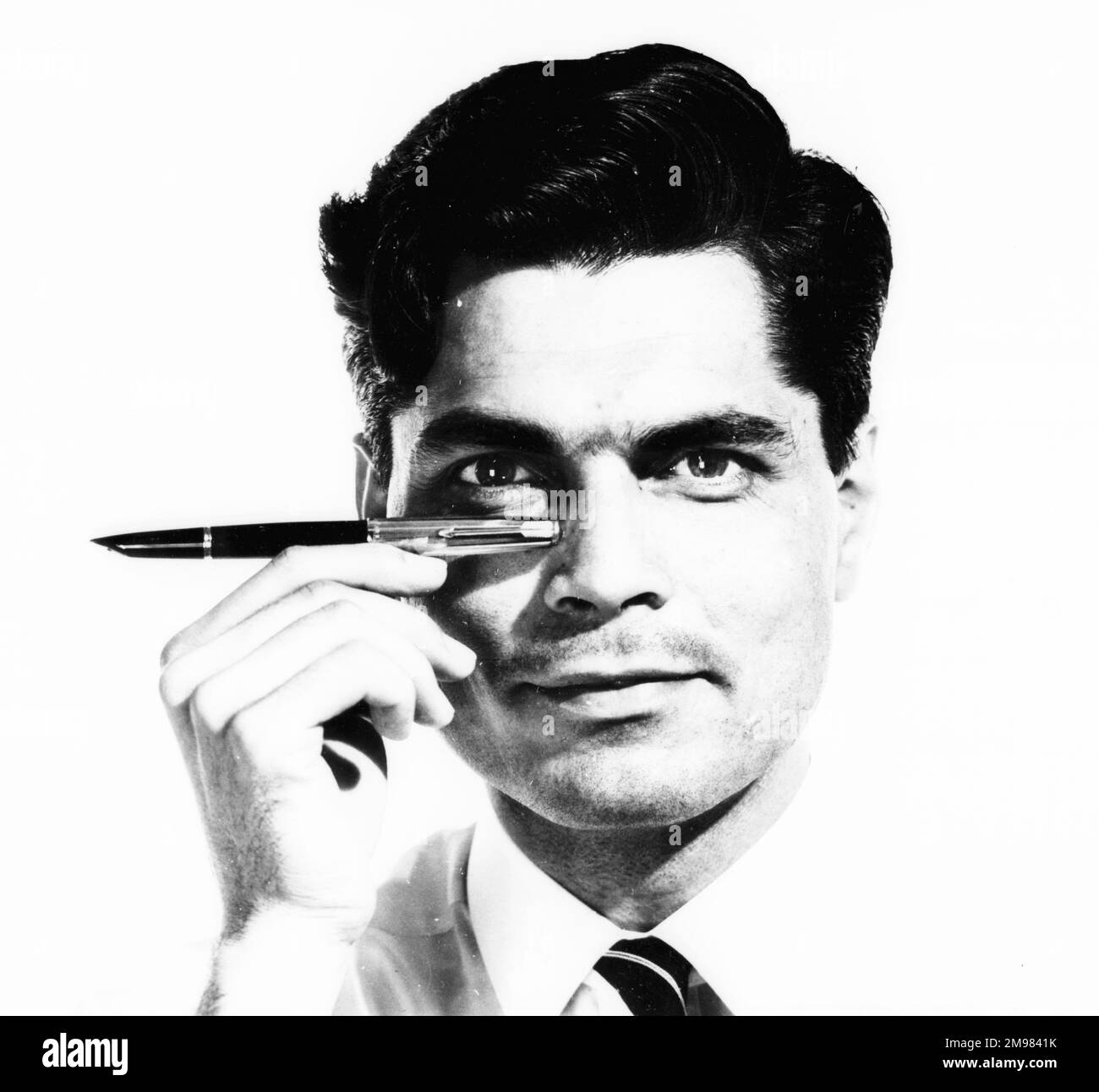 Pubblicità per Parker Pens -- modello maschile (S Purvis) tenendo una penna fontana. Foto Stock