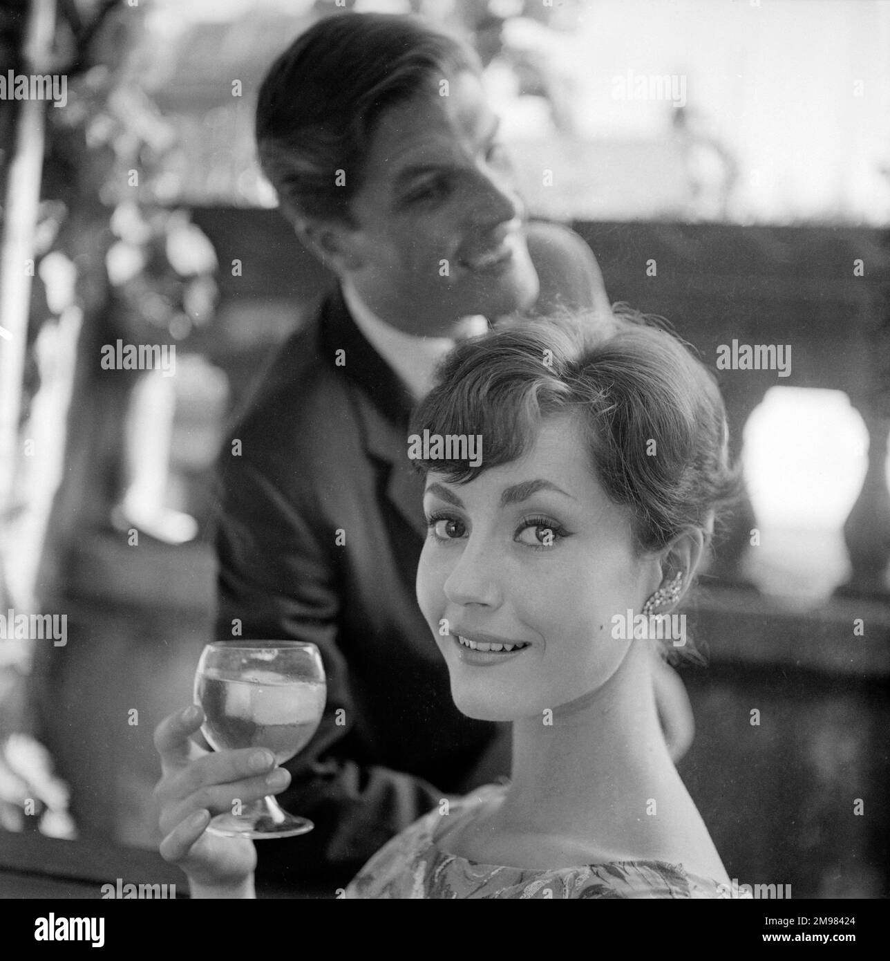 Pubblicità per Van Zijl whisky -- modelli maschili e femminili in posa (Geoffrey Jones e Geraldine Hill). Foto Stock