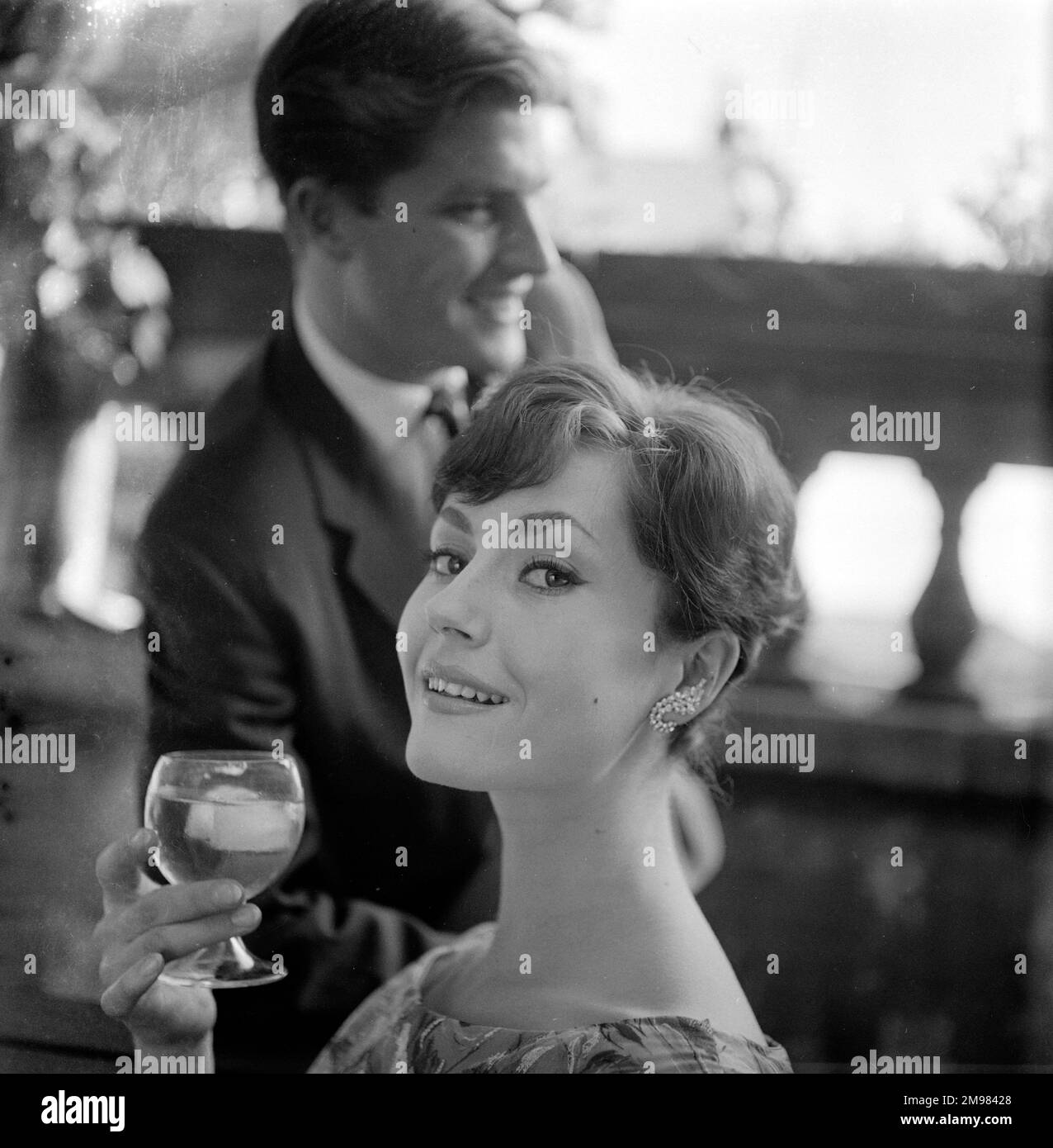 Pubblicità per Van Zijl whisky -- modelli maschili e femminili in posa (Geoffrey Jones e Geraldine Hill). Foto Stock