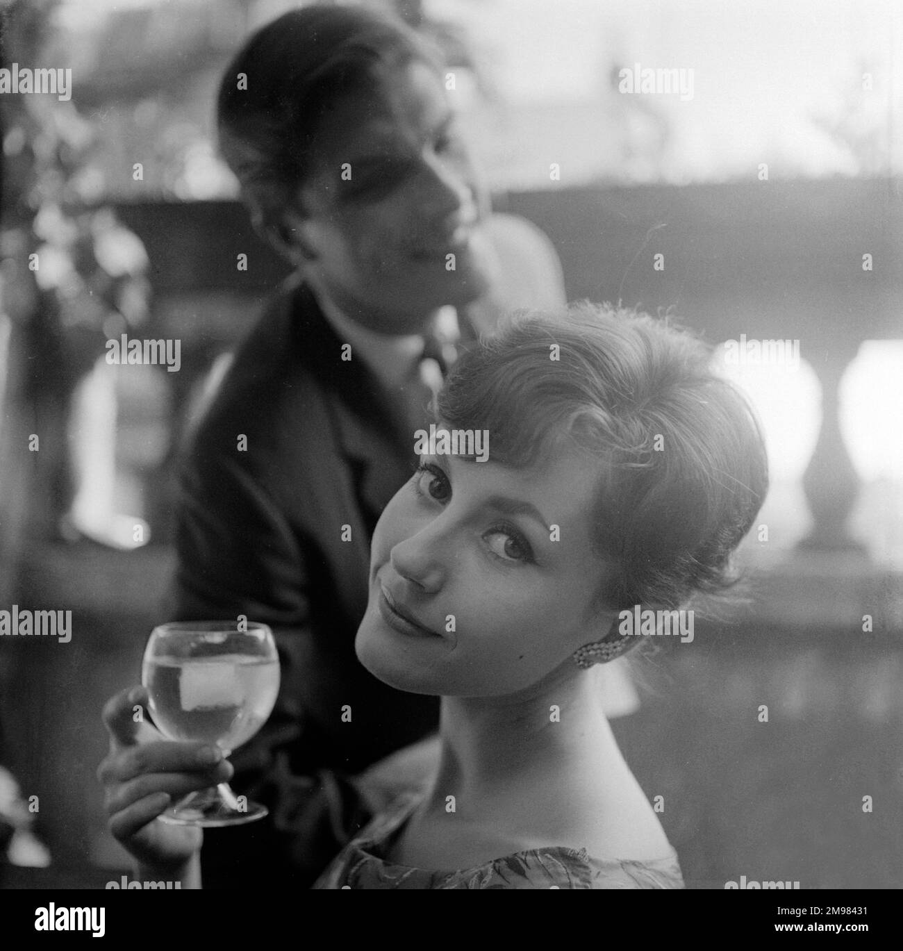 Pubblicità per Van Zijl whisky -- modelli maschili e femminili in posa (Geoffrey Jones e Geraldine Hill). Foto Stock