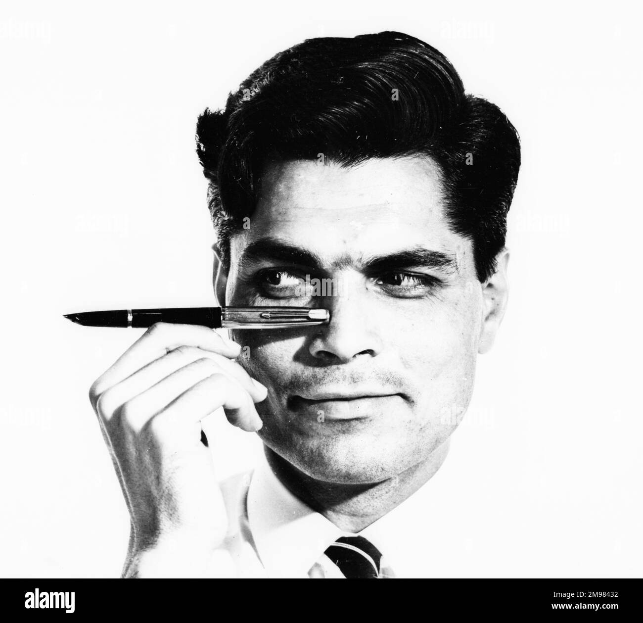 Pubblicità per Parker Pens -- modello maschile (S Purvis) tenendo una penna fontana. Foto Stock