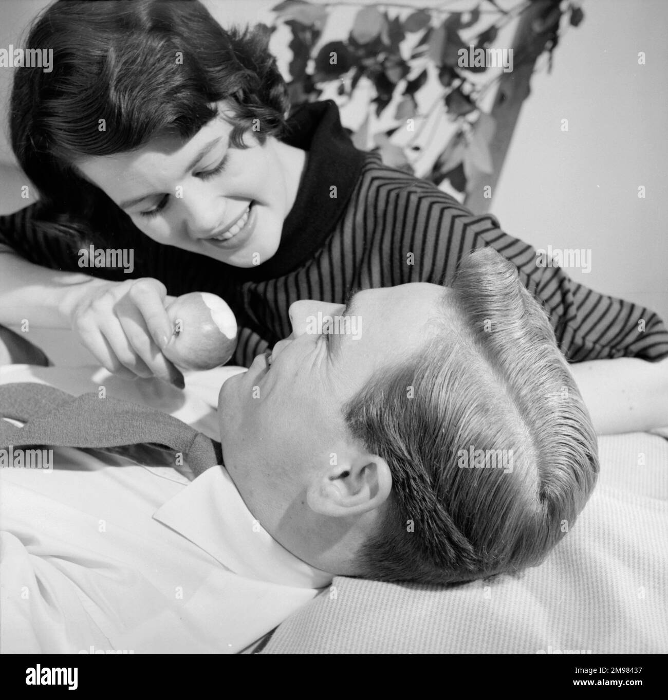 Pubblicità per i prodotti per capelli Silvikrin -- modelli maschili e femminili in posa. Foto Stock