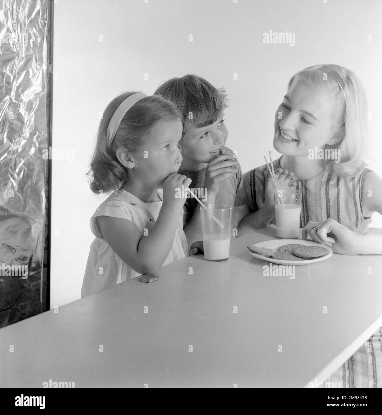 Pubblicità per i biscotti McVitie -- modelli che posano come madre e due  bambini (Jane Hancock, Merrill Colbrook e John Moulder Brown Foto stock -  Alamy