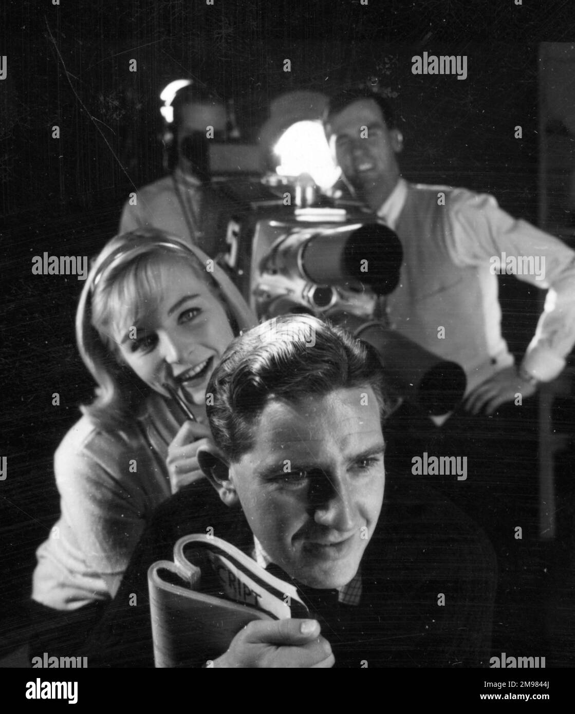 Pubblicità per i prodotti per capelli Silvikrin -- modelli maschili e femminili in posa (S Morgan e Merrill Colbrook). Foto Stock