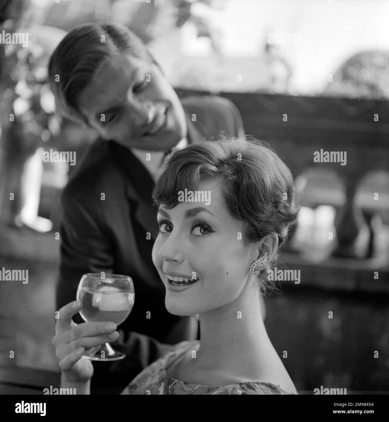 Pubblicità per Van Zijl whisky -- modelli maschili e femminili in posa (Geoffrey Jones e Geraldine Hill). Foto Stock
