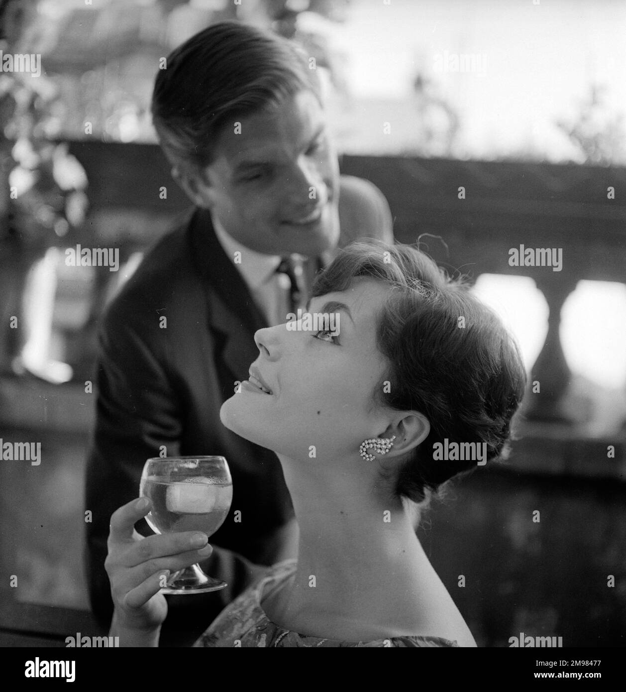 Pubblicità per Van Zijl whisky -- modelli maschili e femminili in posa (Geoffrey Jones e Geraldine Hill). Foto Stock